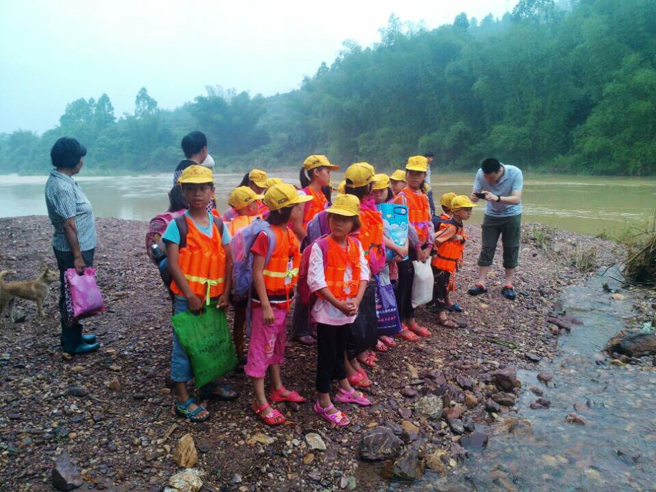 廣西552名學生洪災後渡河堅持上學