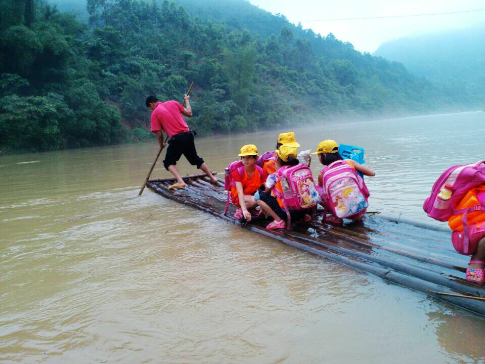 广西552名学生洪灾后渡河坚持上学