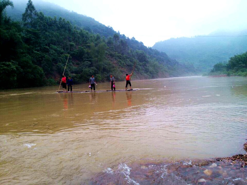 广西552名学生洪灾后渡河坚持上学