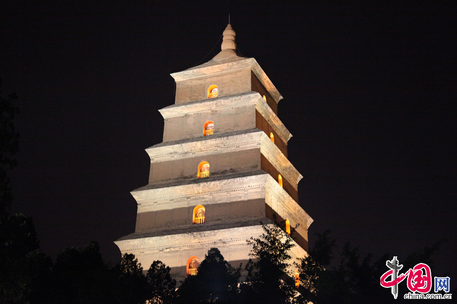5月20日，“中国媒体丝路行”记者团在西安参观了大雁塔、音乐喷泉和大唐不夜城。图为大唐不夜城夜景。中国网记者李佳摄影 