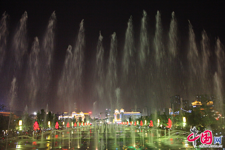 5月20日，“中国媒体丝路行”记者团在西安参观了大雁塔、音乐喷泉和大唐不夜城。图为大唐不夜城夜景。中国网记者李佳摄影 