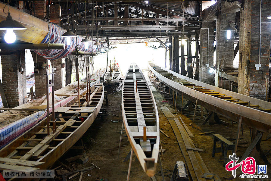 龙舟制造厂内陈列着尚未完工的龙舟。