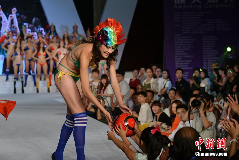 世界超模大賽冠亞軍出爐 足球泳裝秀驚爆觀眾