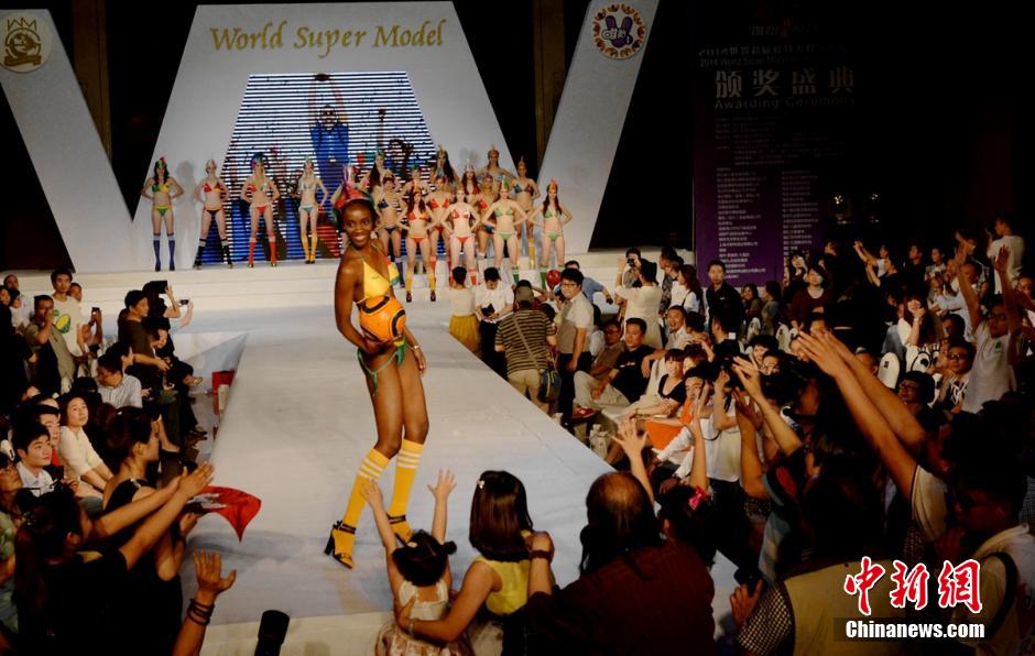 世界超模大賽冠亞軍出爐 足球泳裝秀驚爆觀眾