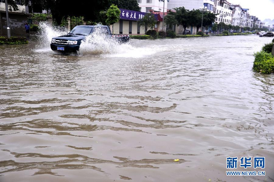 廣西多地持續降雨 車輛在水中行駛