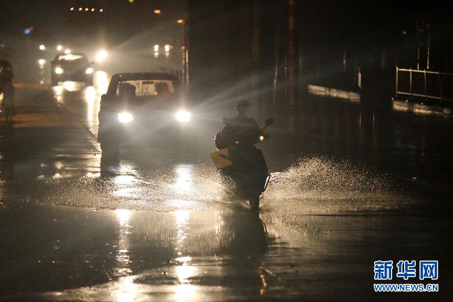 广西多地持续降雨 车辆在水中行驶