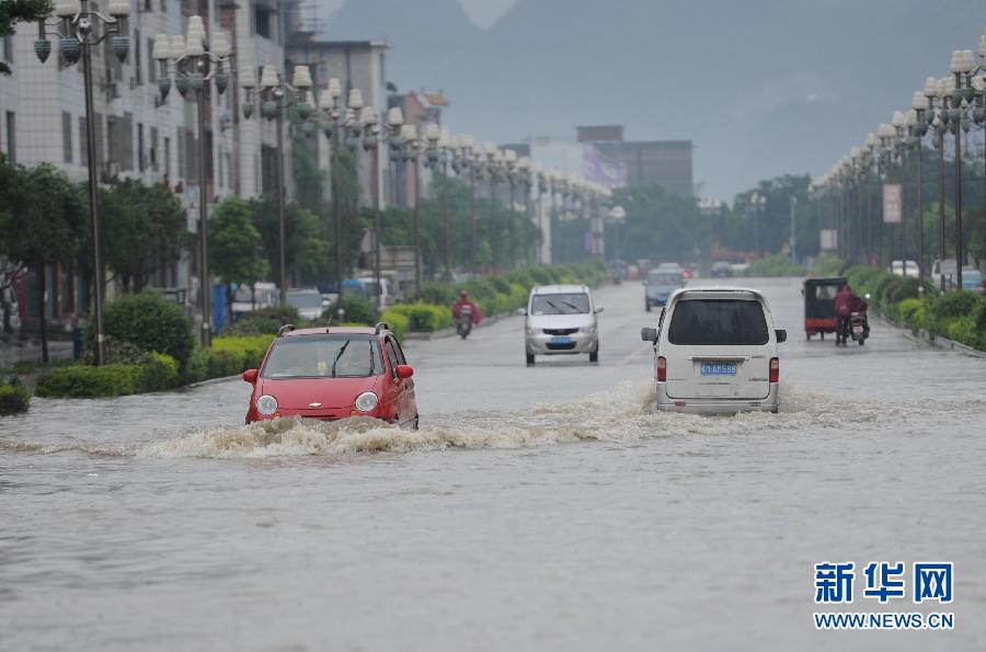 广西多地持续降雨 车辆在水中行驶