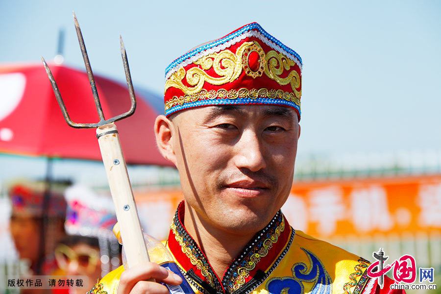 图为手拿鱼叉的赫哲族人，渔猎生活给赫哲族人打上了特别印记。