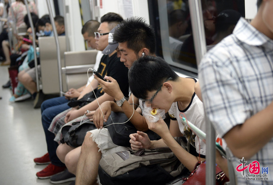 北京人大建议恢复地铁禁食条款 违例最高罚千元[组图]