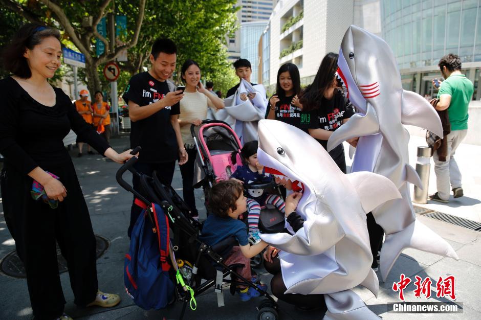 “小白鲨”现上海街头 呼吁人们拒食鱼翅保护鲨鱼