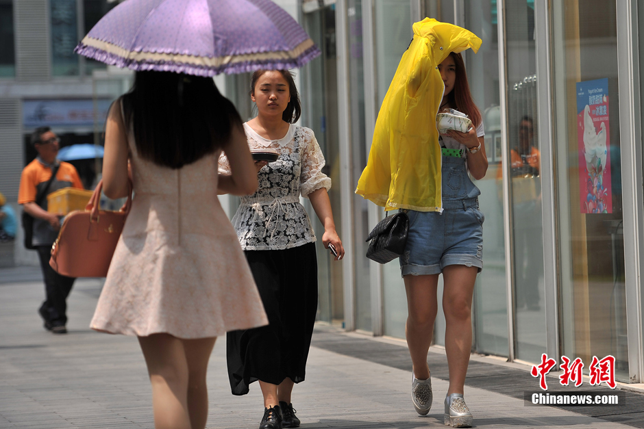 北京迎入夏首個高溫日 清涼裝難抵烈日