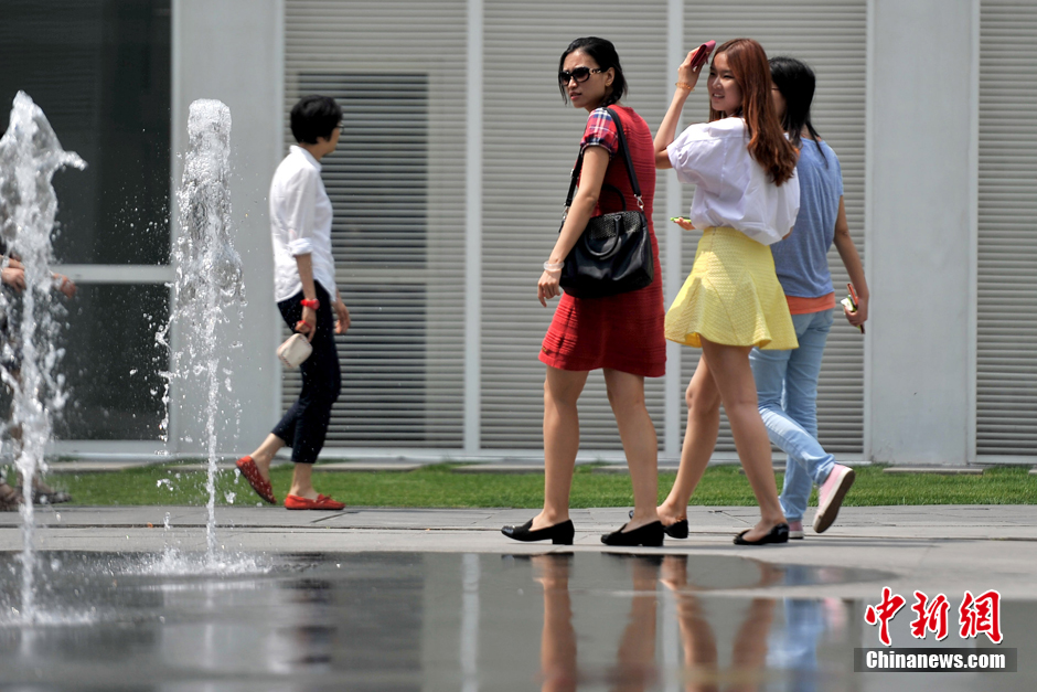 北京迎入夏首個高溫日 清涼裝難抵烈日