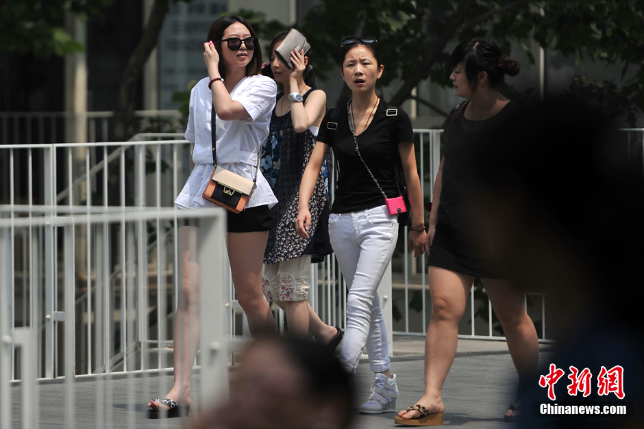 北京迎入夏首个高温日 清凉装难抵烈日