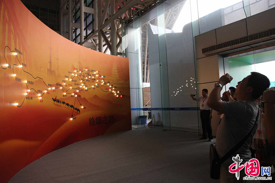 第十八届中国东西部合作与投资贸易洽谈会暨丝绸之路国际博览会今天在西安开幕。图为展馆现场。 中国网记者 李佳 摄影
