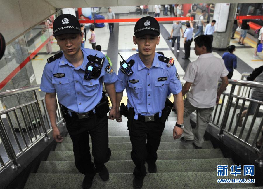 北京启动一级防控方案 民警带枪巡逻五大地铁站