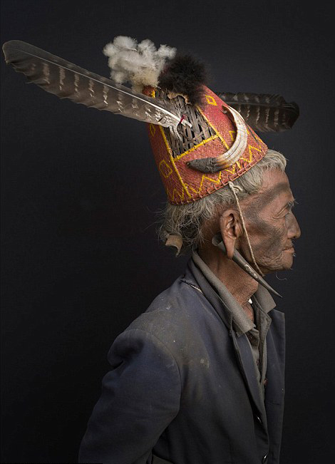 镜头下即将消失的雅克那加人部落