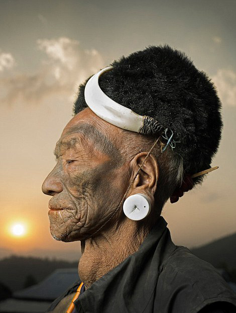 镜头下即将消失的雅克那加人部落