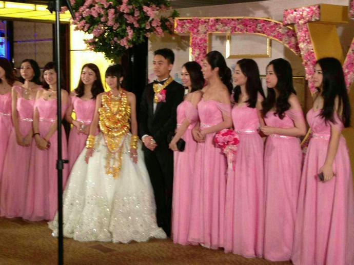 廣東中山又現豪華婚禮 新娘身上挂70個金手鐲