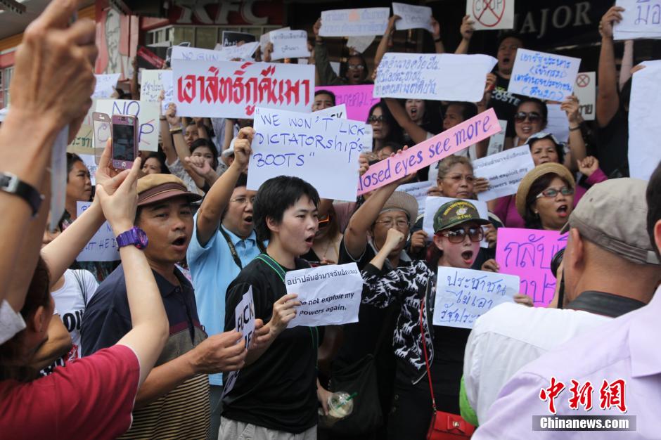 曼谷民众举行反军方接管政权抗议活动