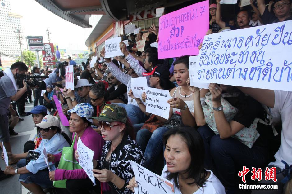 曼谷民眾舉行反軍方接管政權抗議活動