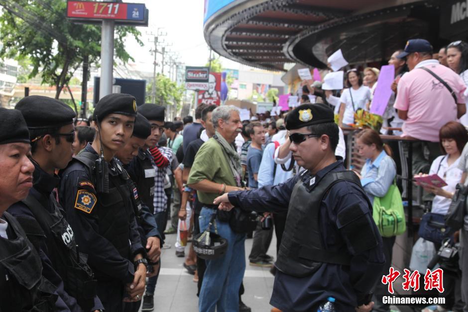 曼谷民眾舉行反軍方接管政權抗議活動