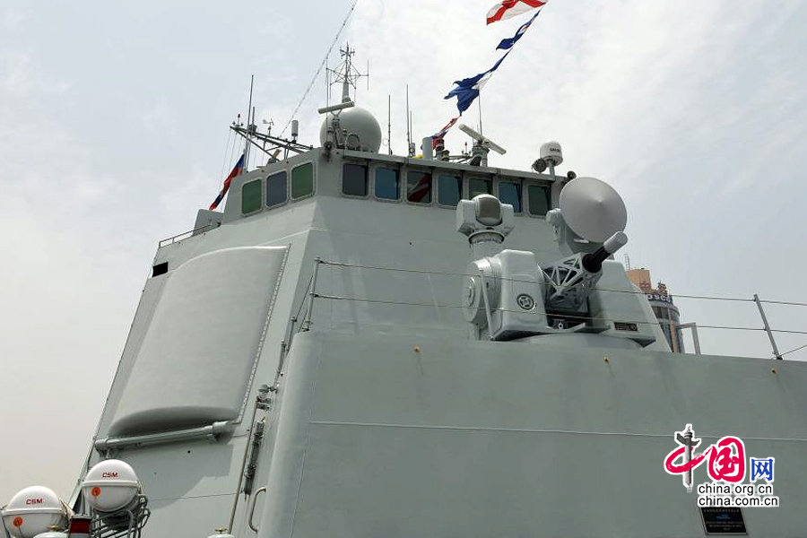 鄭州艦和“瓦良格”號巡洋艦向上海市民開放