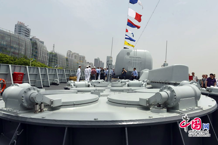 鄭州艦和“瓦良格”號巡洋艦向上海市民開放
