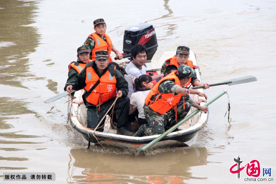 5月25日，江西萍乡武警支队的武警官兵在江西省萍乡市上栗县桐木镇新建村解救被洪水围困的村民。谢树舜 摄 