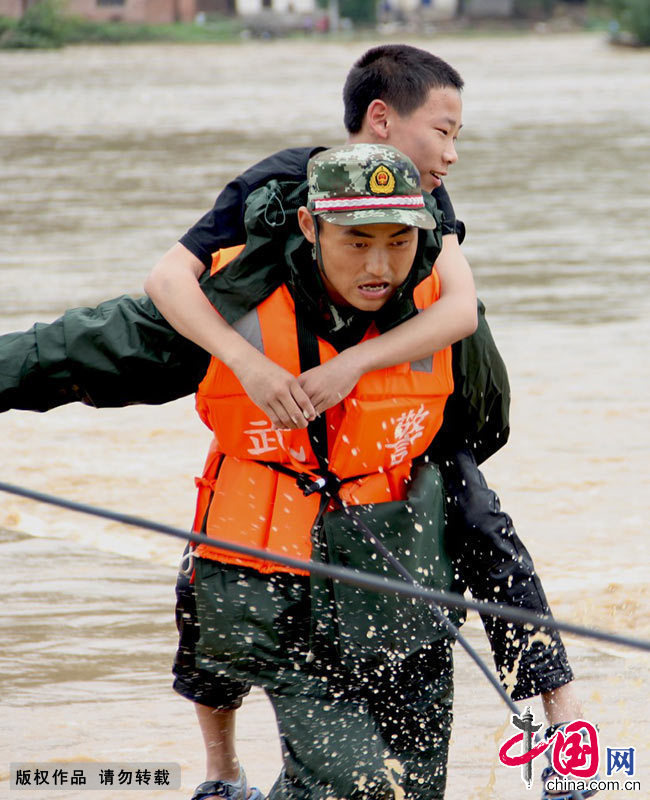 5月25日，江西萍乡武警支队的武警官兵在江西省萍乡市上栗县桐木镇新建村解救被洪水围困的村民。 谢树舜 摄 