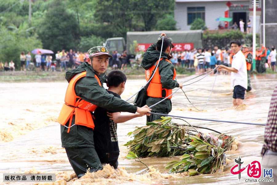 5月25日，江西萍鄉武警支隊的武警官兵在江西省萍鄉市上栗縣桐木鎮新建村解救被洪水圍困的村民。 謝樹舜 攝