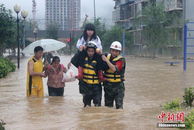 5月25日，贵州省铜仁市江口县因强降雨，致道路溢水中断，商铺、民房被淹受损。近日，贵州多地持续强降雨，全省共57县1013乡镇出现降雨，26个乡镇出现暴雨。