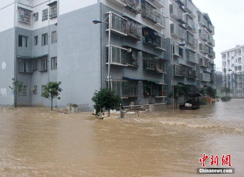 5月25日，貴州省銅仁市江口縣因強降雨，致道路溢水中斷，商鋪、民房被淹受損。近日，貴州多地持續強降雨，全省共57縣1013鄉鎮出現降雨，26個鄉鎮出現暴雨。