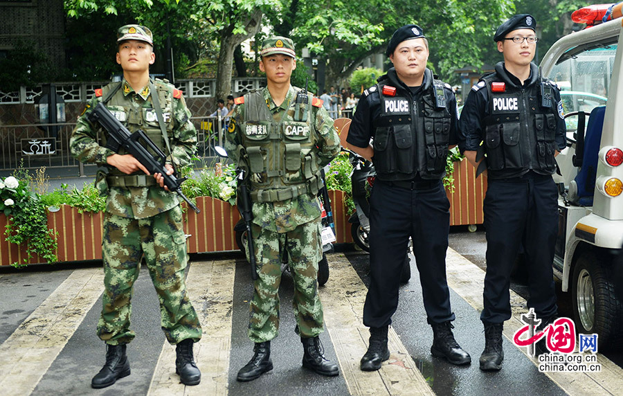 2014年05月25日，浙江省杭州市，武警和特警在杭州西湖的断桥执勤站岗。
