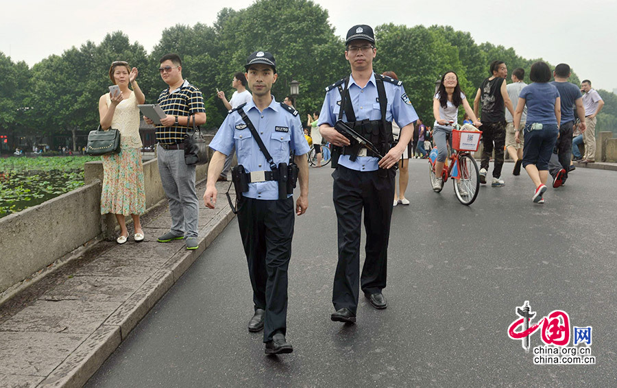 2014年05月25日，浙江省杭州市，武裝民警在在杭州西湖的斷橋上巡邏。