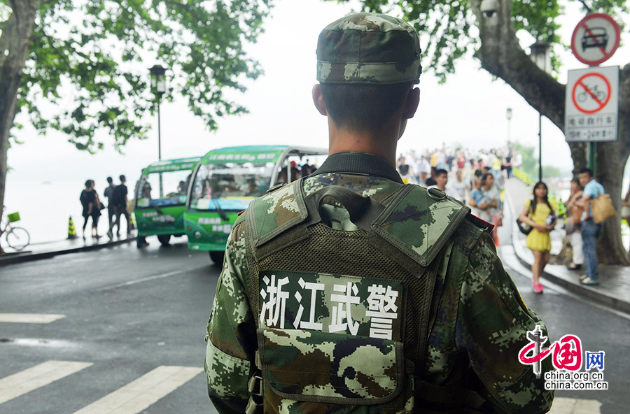 2014年05月25日，浙江省杭州市，武警在杭州西湖的斷橋執勤站崗。