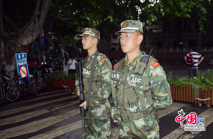 2014年05月25日，浙江省杭州市，武警在杭州西湖的斷橋執勤站崗。