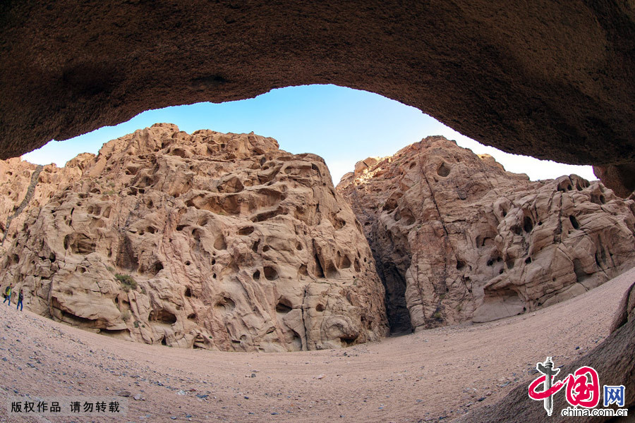 新疆哈密“野人谷”浅棕色泥岩和沙岩构成洞穴。