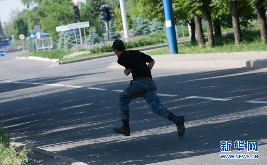 烏克蘭政府軍與頓涅茨克民間武裝激烈交火