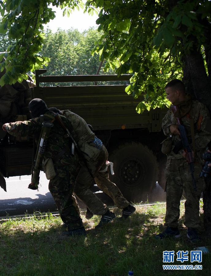 乌克兰政府军与顿涅茨克民间武装激烈交火[组图]