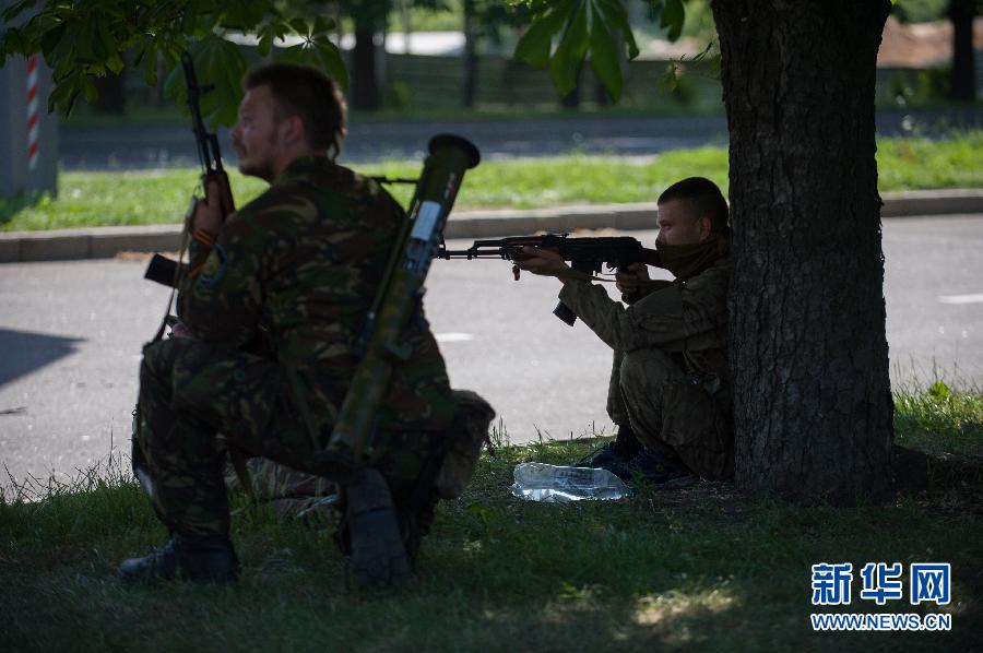 乌克兰政府军与顿涅茨克民间武装激烈交火