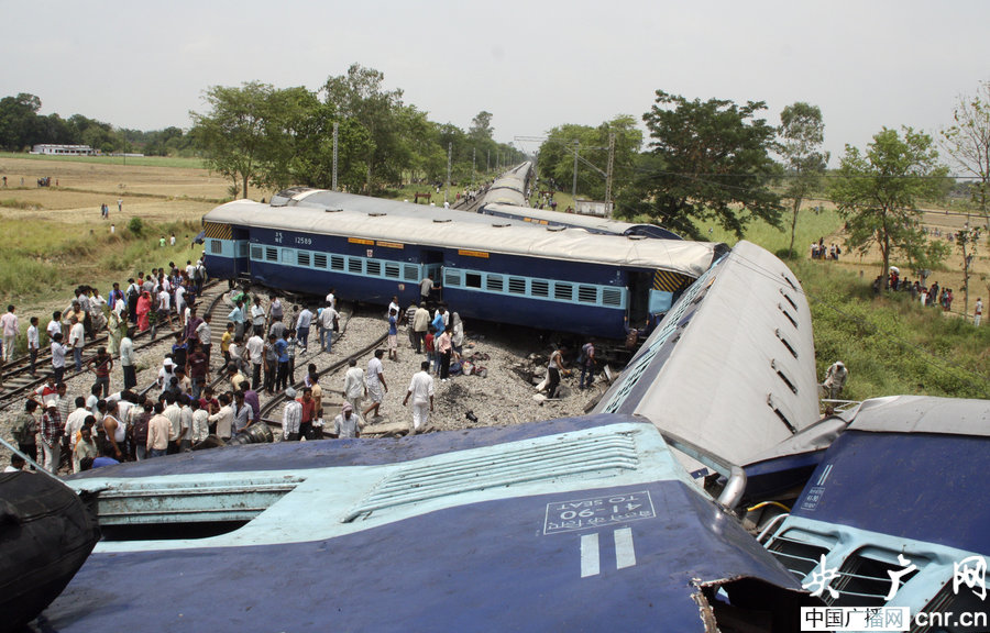 印度北部发生列车相撞事故 至少40人死亡