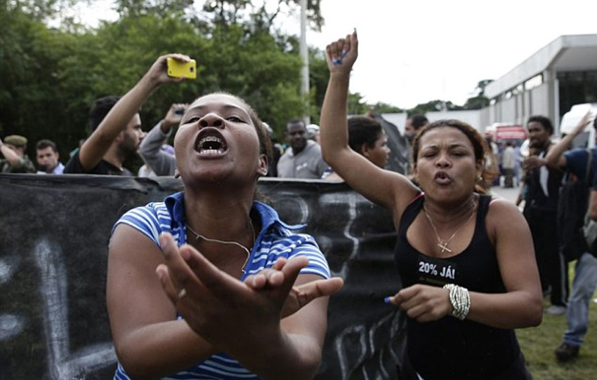 巴西国家足球队大巴遭抗议者围堵 后者猛拍车身