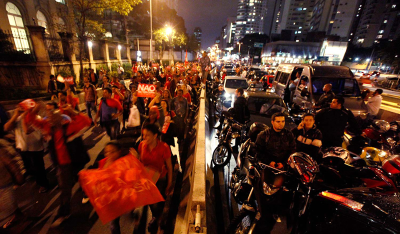 巴西國家足球隊大巴遭抗議者圍堵 後者猛拍車身
