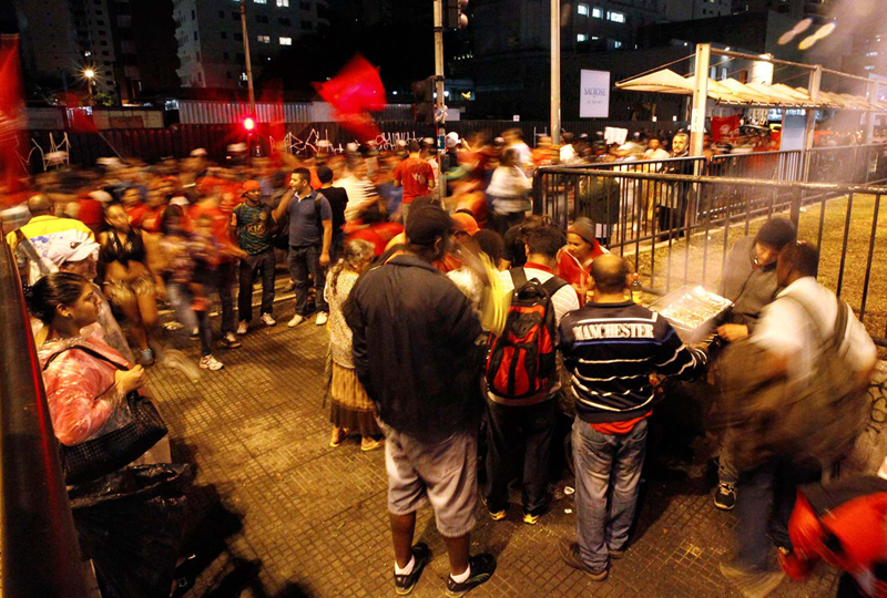 巴西國家足球隊大巴遭抗議者圍堵 後者猛拍車身