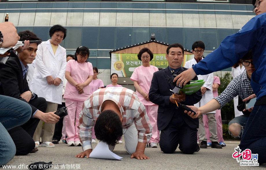 南韓南部療養院發生火災致21死 負責人跪地道歉