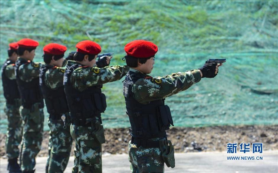 新疆公安边防大练兵 女特战队员大显身手