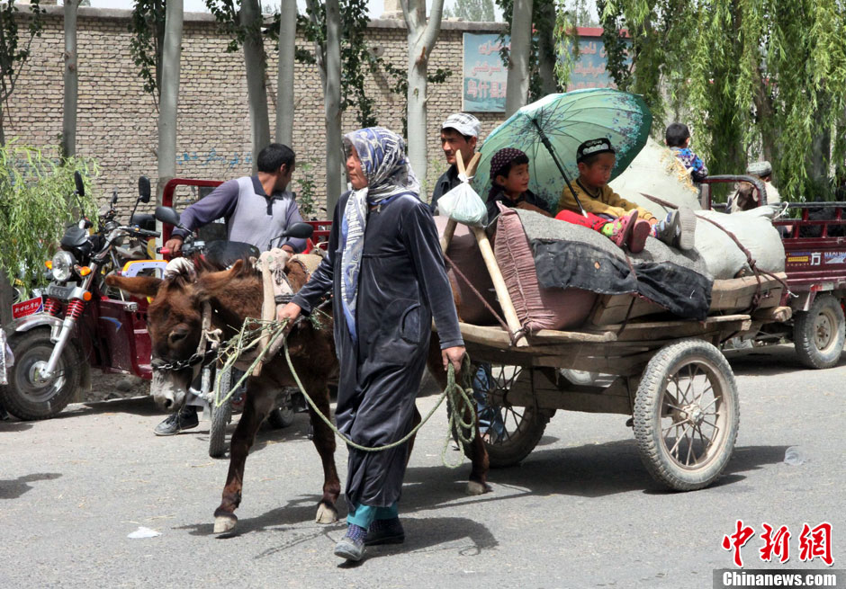 在新疆阿克蘇體驗“趕巴扎”