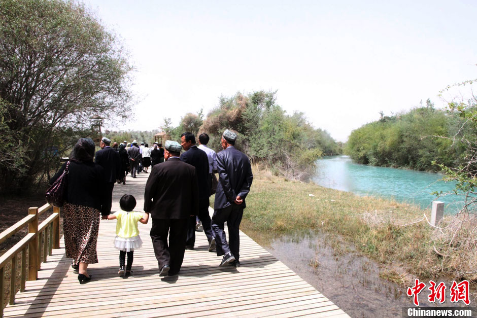 在新疆阿克苏体验“赶巴扎”