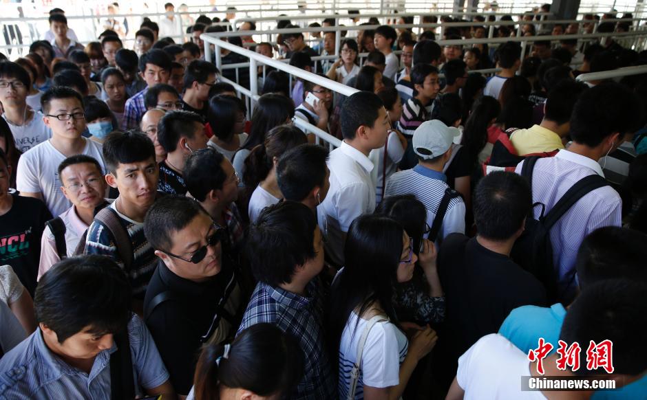 北京新增三个“人物同检”地铁站 乘客排队进站