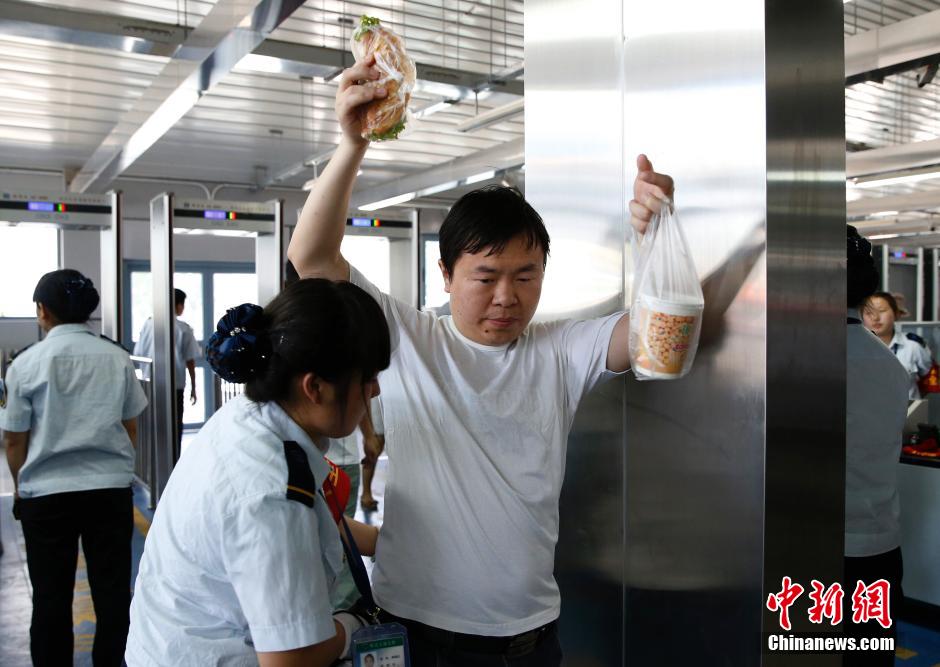 北京新增三个“人物同检”地铁站 乘客排队进站